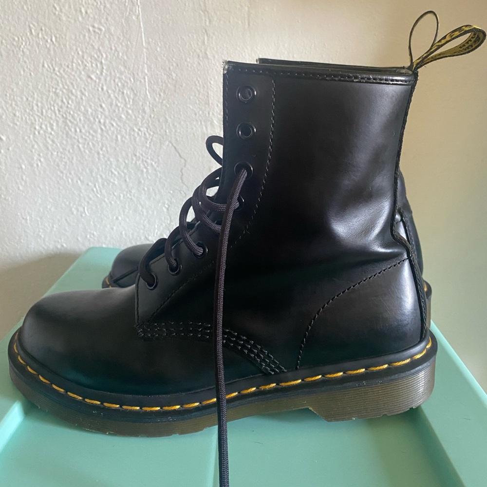 Doc Marten Women’s smooth 1460 size 7